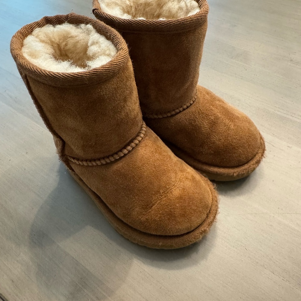 UGG Chestnut Kids Boots 7c